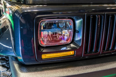 スズキ ジムニーシエラ:縦格子のグリルと角目2灯ヘッドライト、そしてヘッドライト下の角形ウインカーにしている