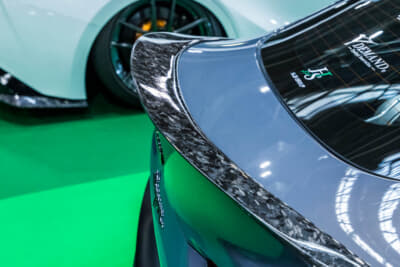 トヨタ GRスープラ:細かなカーボン地をランダムに配置することで、独特の模様となっているのが特徴