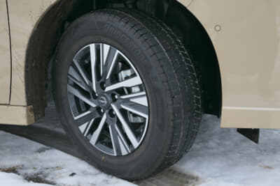 日産 セレナe-POWER ハイウェイスターV 4WD車：ブリヂストンタイヤのブリザックVRX3を装着