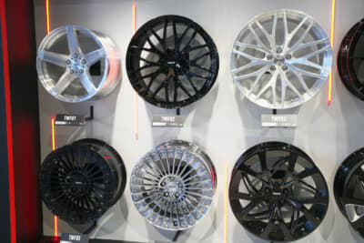 TOM'S新作のホイールが並ぶ
