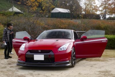 2016年公開『さらば あぶない刑事』でタカ＆ユージが愛用した日産「GT-R」（35型）仕様も参加