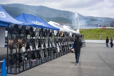 最新モデルが並び、気になるデザインやディテールを実際に確かめられるチャンス