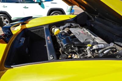 光岡 オロチ:エンジンは3311ccのV型6気筒、トヨタ製3MZ-FE型を横置きで搭載。車体に対してエンジンがコンパクトなため、エンジン後部に荷物入れも確保