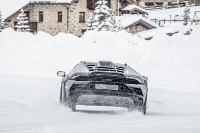 ランボルギーニ・アカデミア・ネーヴェの参加者は技術的な練習や高度な操作を行い、グリップの低い路面でのランボルギーニ・モデルのパワー、トラクション、敏捷性などを体験した