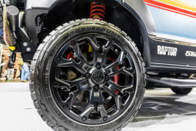 スズキ エブリイ：ホイールは16インチのMGゴーレムJr.で、これに175/60R16サイズのOPEN COUNTRY R/Tを装着