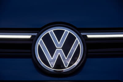 フォルクスワーゲン ゴルフ ヴァリアント TDI Rライン：ノーズにはブランド初のイルミネーション付き「VW」エンブレムが採用された