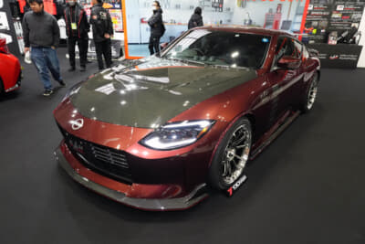 日産 フェアレディZ：往年のS30を彷彿させるマルーンのボディカラー。エアロパーツはすべて独自に製作した