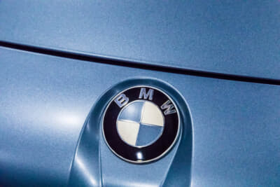 BMW G87型 M2クーぺ：エンブレムもボディと同色のブルーグレーにしている