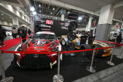 2024年のFDJ2チャンピオン・長瀬幸治選手のマシンであるレクサス IS350C（左）と、2024年のFDJ3チャンピオン・江崎台地選手のマシン、日産S15型 シルビア（右）