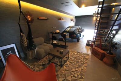 これもYUちゃんプロデュースの賃貸ガレージハウス。クルマのための空間と人のための空間がシームレスに繋がっているのがいい