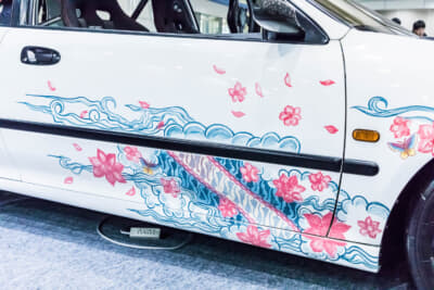 ホンダ EG型 シビック：カスタムペイントはインドネシアの伝統的な「バティック」の模様に日本の桜や雲を組み合わせた柄
