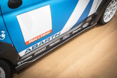 アバルト 595：カーボン製のオリジナルボディスタイリングキットを装着