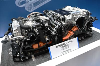 第3世代FCシステム：汎用向けとして展示されたトヨタの定置型のスタックは、第2世代のスタックとともに展示をし、同体格・出力2倍であるという比較アピールを行った