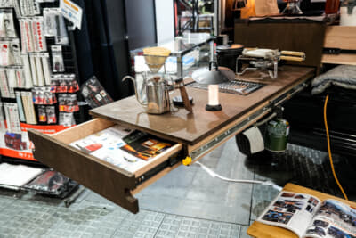 ランプス 1960:スライド式のテーブルもオプションとして用意する。収納スペースが豊富で耐荷重も高い