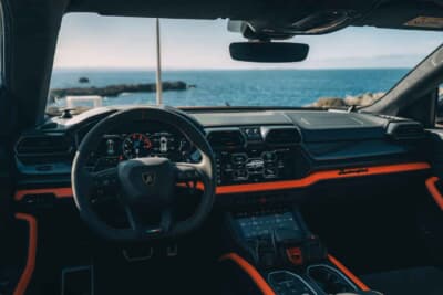 ランボルギーニ ウルス SE：現代ランボルギーニを象徴するインテリアデザインDNA「Feel Like a Pilot」が際立つようにリニューアル。ダッシュボードのフロント部分全域に新たなソリューションを取り入れ、よりスリムなデザインになった