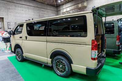 トヨタ ハイエース スーパーGL：カズキオートのRUGGEDボディキットはあえてブラックのまま装着することで、オフロードテイストをアップ