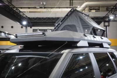 三菱 アウトランダーPHEV ナイト シーカー コンセプト:専用のルーフボックスを装着