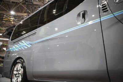 「CRS」がプロデュースした日産キャラバン：ボディサイドにはストライプが入る