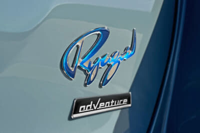 光岡 リューギ ワゴン アドベンチャー:リアハッチに貼られるエンブレム