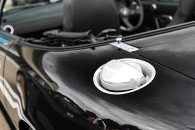 ユーノス ロードスター：伝統的なライトウェイトスポーツ車をイメージさせるズーム製レーシングフューエルリッド