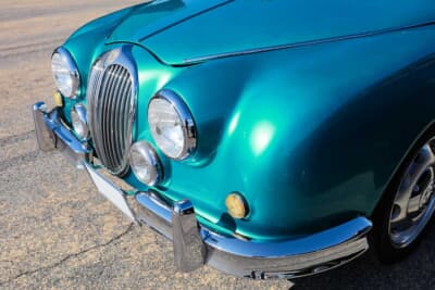 光岡ビュート コンバーチブル：縦長の丸いグリルと、センターに寄ったヘッドライトとフォグライトのデザインは、現代車にはないかわいらしさにあふれている