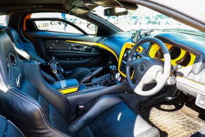 光岡 オロチ:前オーナーの好みにより、内装もイエローが追加されている