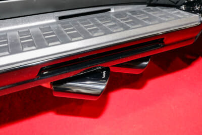 トヨタ ランドクルーザー250：サイドマフラーを装着する