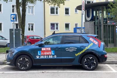 最近はEV（電気自動車）の教習車をちらほら見かけます