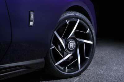 ロールス・ロイス ブラックバッジ・スペクター:23インチ5本スポーク鍛造アルミホイールを装着し、部分ポリッシュ仕上げまたはオールブラック仕上げからセレクトできる