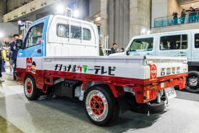 スズキ キャリイトラック：水色・白・赤の通称「ナショナルトリコロール」と呼ばれたボディカラーが再現されている