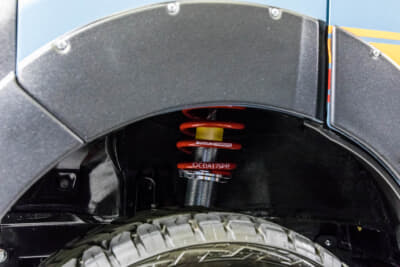 スズキ エブリイ：キットには専用のアーム類やラテラルロッド、ブレーキホースなどがセットとなっており、各部のジオメトリーも適正化される