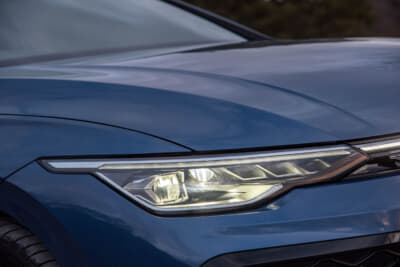 フォルクスワーゲン ゴルフ ヴァリアント TDI Rライン：新デザインのLEDヘッドライトを装着