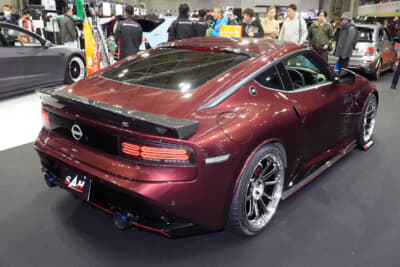 日産 フェアレディZ：純正のシルエットを大きく変えないのもテーマ。小ぶりなリアスポイラーはカーボン製だ