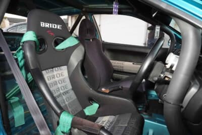 ホンダ シビック：運転席はホールド性に優れるブリッドのフルバケットシートに交換し、ドアの内装とフロアマットも同じくブリッド柄に張り替え済み
