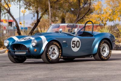14万8250ドル（邦貨換算約2300万円）で落札されたシェルビー「コブラ289FIA 50thアニバーサリー エディション」（C）Courtesy of RM Sotheby's