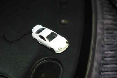 トヨタ スープラ：ダッシュボードの上に飾られたJZA80スープラのミニチュア。奇しくも佐藤さんのマイカーと同じホワイトで揃えることができた