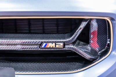BMW G87型 M2クーぺ：M2ロゴもよく見るとゴールドに