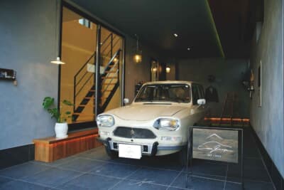こちらは戸建てのガレージハウス。ヴィンテージ家具の買い付けなどもYUちゃん自身が行っている