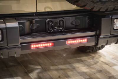 トヨタ ランドクルーザー70：リアのバンパーガードには、オプションでLEDのバックフォグランプも装着可能