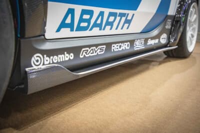 アバルト 595：カーボン製のオリジナルボディスタイリングキットを装着