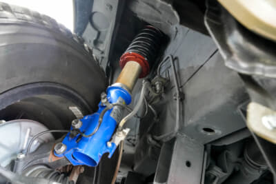 ダイハツ アトレー デッキバン：足まわりはオリジナルの「TYPE北鎮」だ。4インチアップでフロントのみ車高調整できる