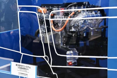 第3世代FCシステム：アクリル板の向こう側に展示となったトヨタの大型商用車向けモデルについては、メンテナンスフリーと、その耐久性を謳っている