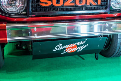 K-BREAK サムライ ジムニー：メッキバンパーに見えるのは、サビにくいステンレス製でJA11型ジムニーのウインカーやテールランプが使用できる