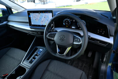VW ゴルフ eTSI アクティブ：インフォテインメントシステムは新世代のMIBを搭載。12.9インチ大型タッチディスプレイを備える