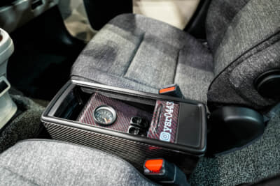 YSR トヨタ シエンタ：センターコンソールにはエアサスのコントローラーが入る。カーボンパネルもオシャレだ