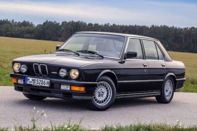 BMW M5：1985年に登場したM5の初代モデルE28。E28は5シリーズとしてはE12に次ぐ2代目となる