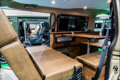 トヨタ ハイエース スーパーGL：後ろ向きにしたREVOシートと後部のベッドキットをアレンジすることで、家族揃って食卓を囲むことができる