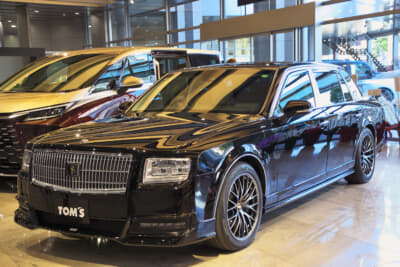 TOM'Sが仕立てたコンプリートカーのトヨタ センチュリー