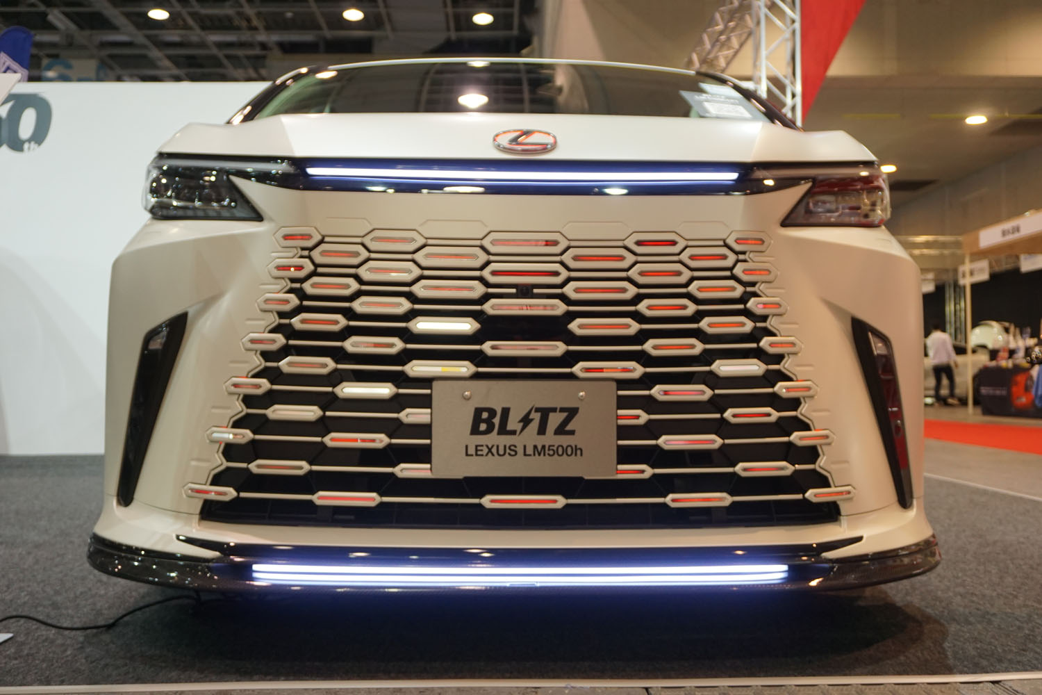 ブリッツがレクサス「LM」を手がけたら…車内で会議もできる快適移動