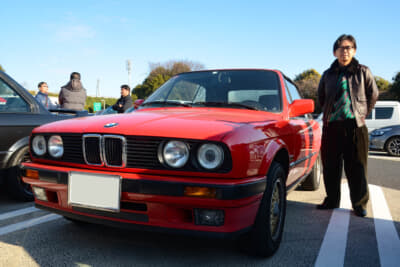 オーナーの實方康介さんと愛車の320iカブリオレ